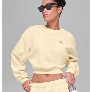 ALO Yoga Women's Light Yellow Sweatshirt
